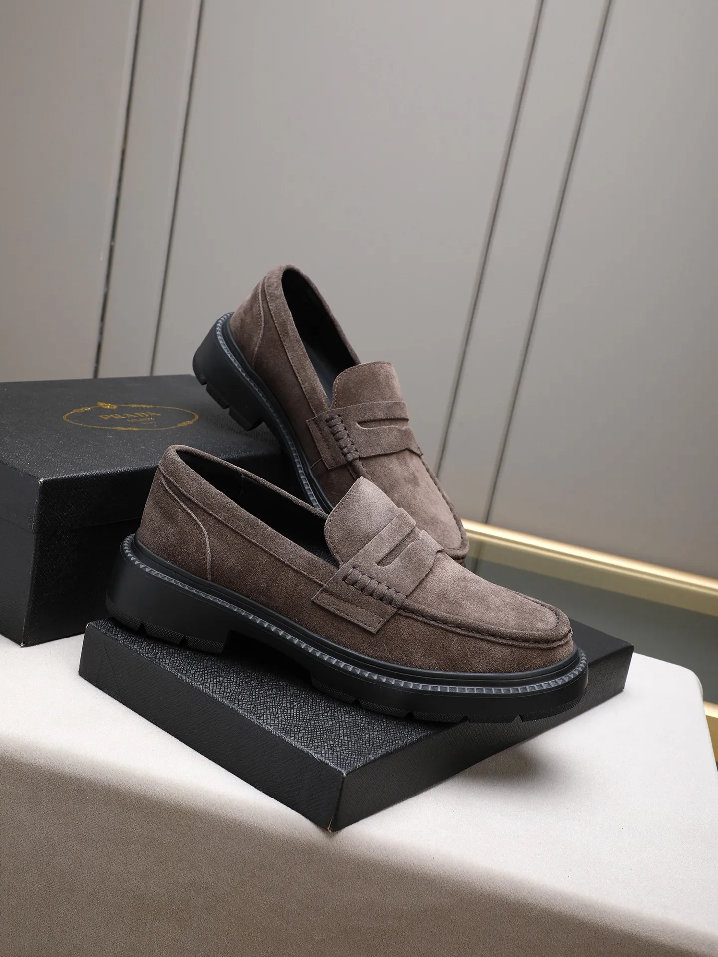 Men's shoes💰480 [Available on Tmall and Taobao major platforms] Prada men's best-selling premium casual leather shoes, imported first-layer matte cowhide loafers combine exquisite elements with modern charm, are strong in toughness, resistant to folding, not easily deformed, and durable in wear! Water-dyed sheep's ➕cow pad! Foam ultra-light and wear-resistant outsole, code number 38-44 (45 is custom-made, non-returnable and non-exchangeable)